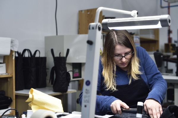  Maroquinière travaillant sous une lampe
